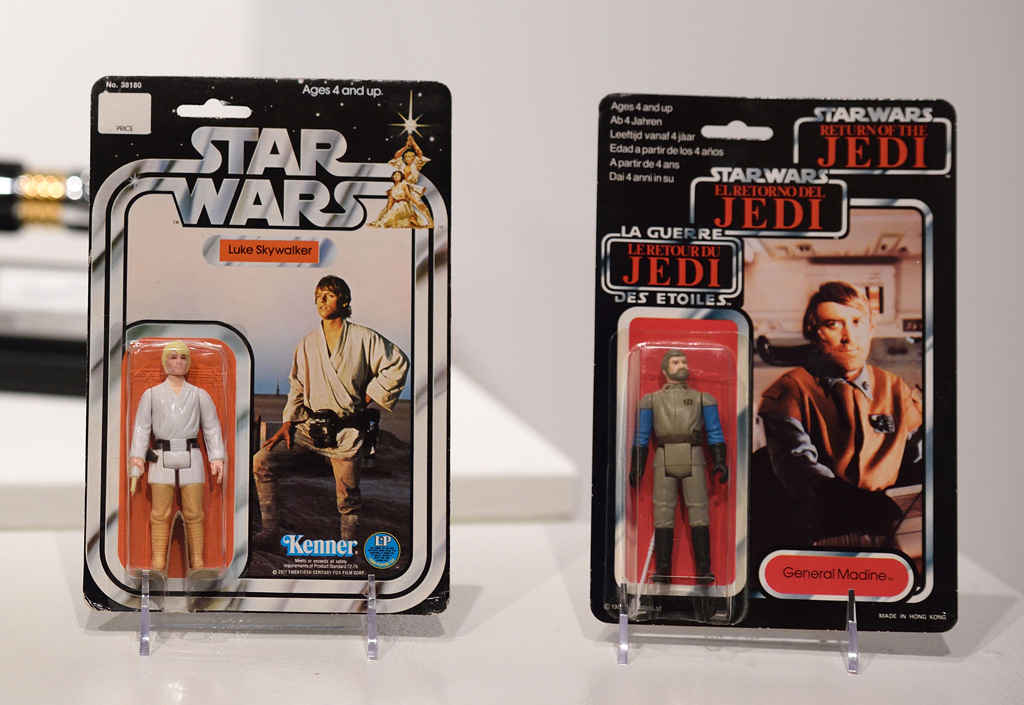 Star-Wars-Versteigerung: Actionfigur von Luke Skywalker (l.) bringt 25.000 Dollar