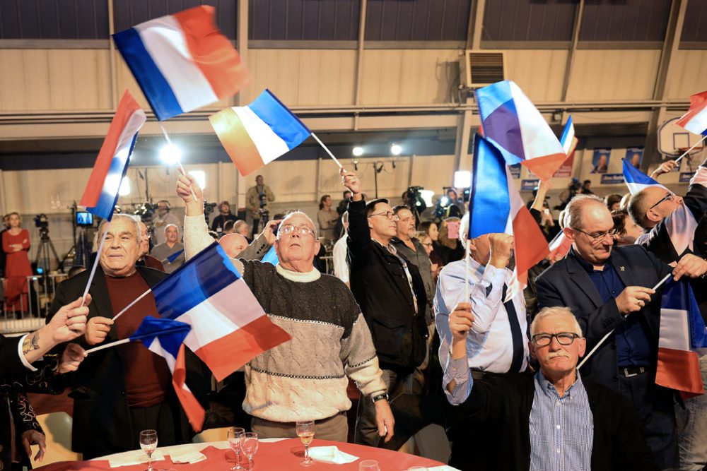 Anhänger des Front National feiern die Ergebnisse der Regionalwahlen