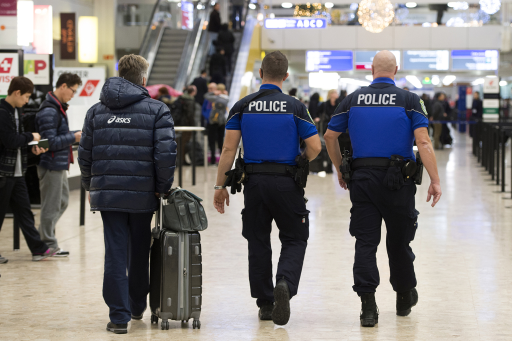 Verstärkte Sicherheitsmaßnahmen: Polizei am Flughafen von Genf (10.12)