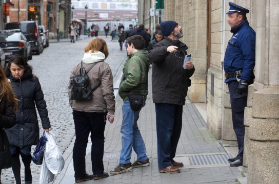 Polizeibeamter vor dem Revier in der Nähe der Grand'Place (29.12.)
