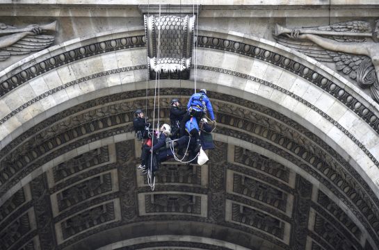 Arc de Triomphe: Polizisten verhaften die zwei Greenpeace-Aktivisten (11.12.)