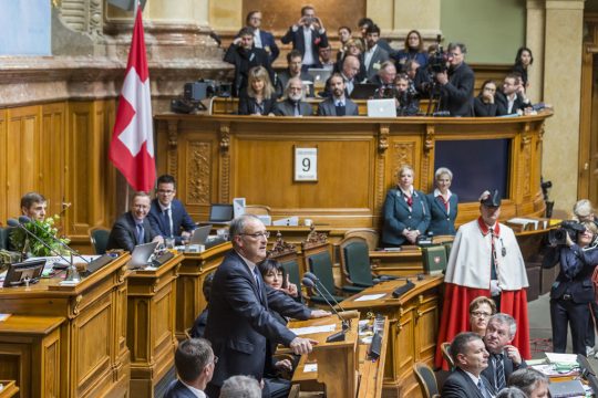 Schweiz: Guy Parmelin (Rednerpult) ist der neue SVP-Minister (9.12.)