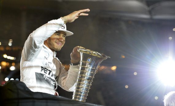 Lewis Hamilton mit dem WM-Pokal in Stuttgart (12.12.)