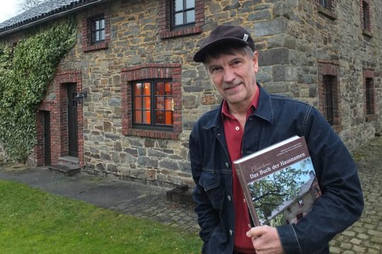 Walter Dahmen vor dem Haus "Welschemeertes" in Elsenborn