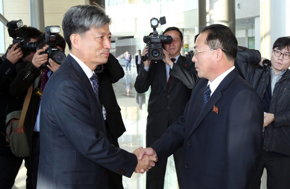 Hawang Boo (l.) und GiJon Jong Su am 11.12. an der nordkoreanischen Seite der Grenze