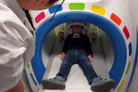 Die Probe in einem Kernspintomograph-Modell soll die Prozedur für Kinder erträglicher machen