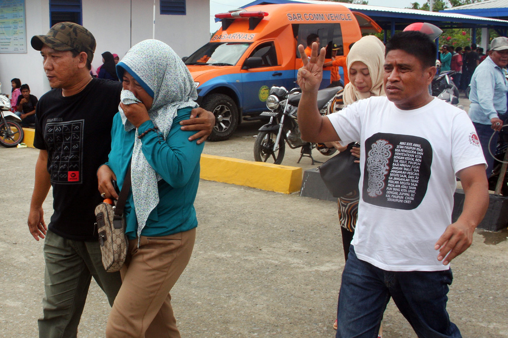 Indonesierin trauert um ihreAngehörigen, die sich an Bord befanden