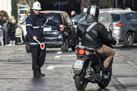 Smog-Alarm in Italien: Polizei kontrolliert alle Fahrzeuge (Bild vom 29.12.)