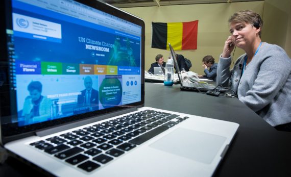 Klimakonferenz: Die Flämische Umweltministerin Joke Schauvliege skypt in Paris mit belgischen Studenten (10.12.)