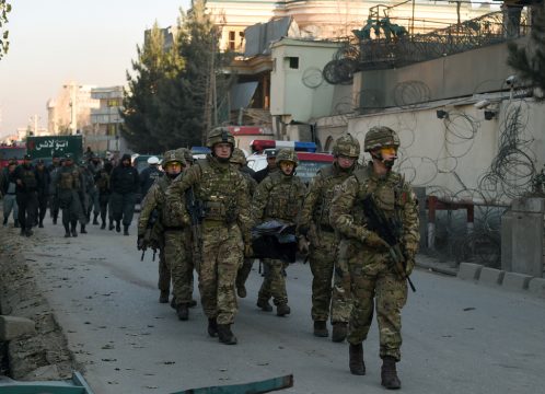 Taliban-Angriff in Kabul fordert mindestens zehn Tote - Britisch Nato-Soldaten tragen den Körper eines Todesopfers