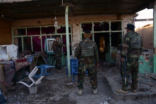 Nach den Kämpfen auf dem Flughafen Kandahar: Afghanische Soldaten begutachten die Gebäudeschäden