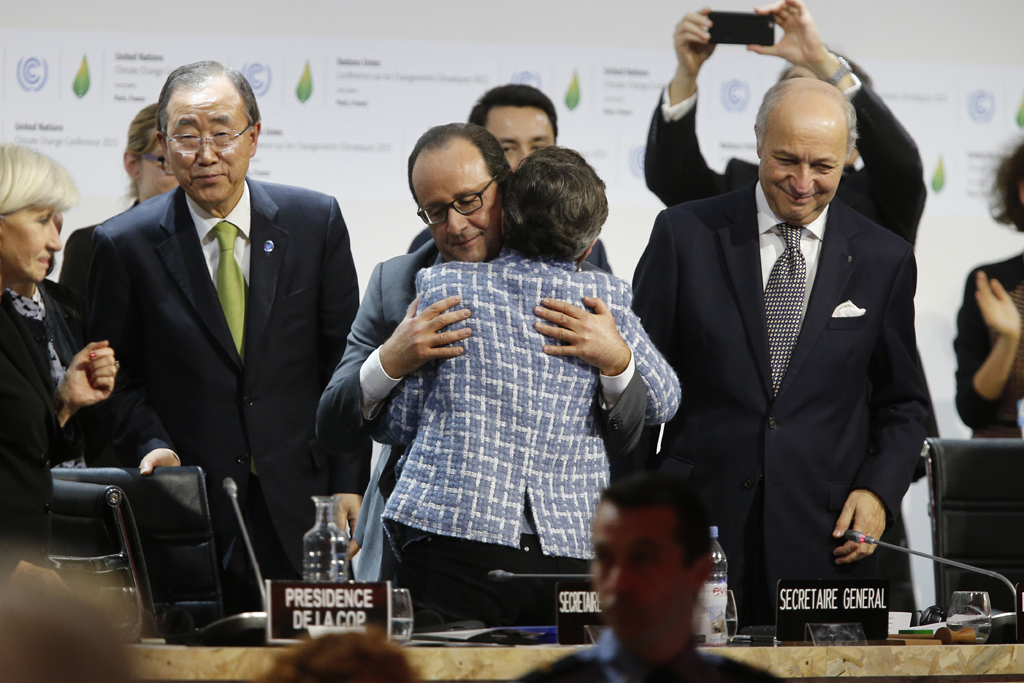 Klimavertrag von Paris angenommen: Konferenzleiter Laurent Fabius (r) mit Präsident François Hollande und UN-Generalsekretär Ban Ki Moon (l.)