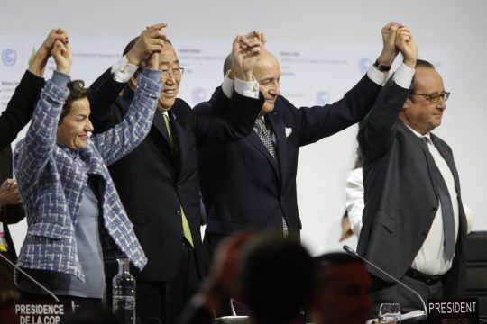 Klimavertrag von Paris angenommen: Konferenzleiter Laurent Fabius (2vr) mit Präsident François Hollande (r) und UN-Generalsekretär Ban Ki Moon (2vl)