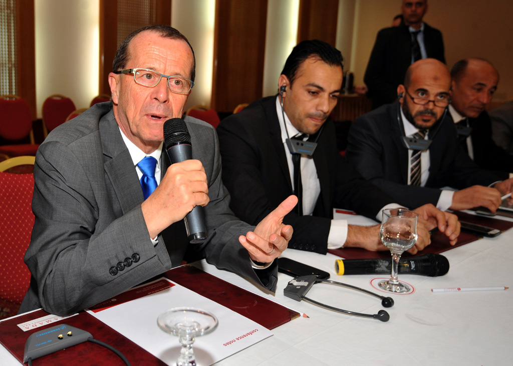 Der UN-Gesandte für Libyen Martin Kobler bei einem Treffen mit Vertretern der libyschen Gemeinden (21.12. in Tunis)