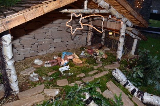 Unbekannte Täter verwüsten Weihnachtskrippe in Berg