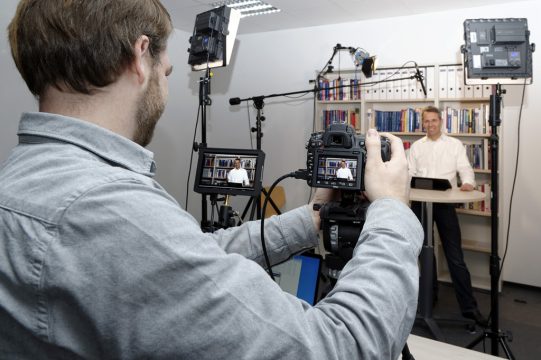 Professor Malte Brettel beim Dreh eines Lehrvideos im Studio von Medien für die Lehre