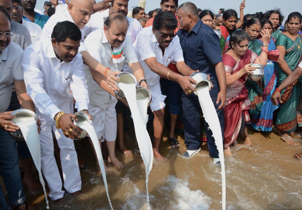 Elf Jahre nach dem Tsunami: Milch als Opfergabe in Chennai, Indien