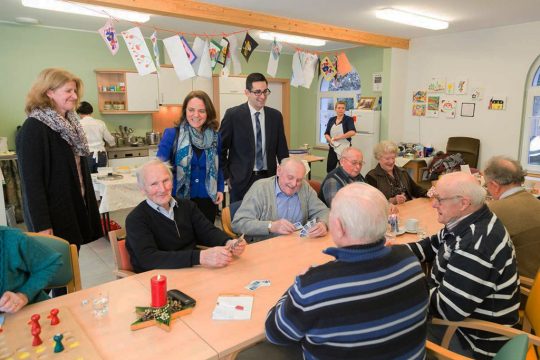 Die Luxemburger Familienministerin, Corinne Cahen, (2.v.l.) und der Sozialminister der DG, Antonios Antoniadis, schauen den Senioren gespannt über die Schultern