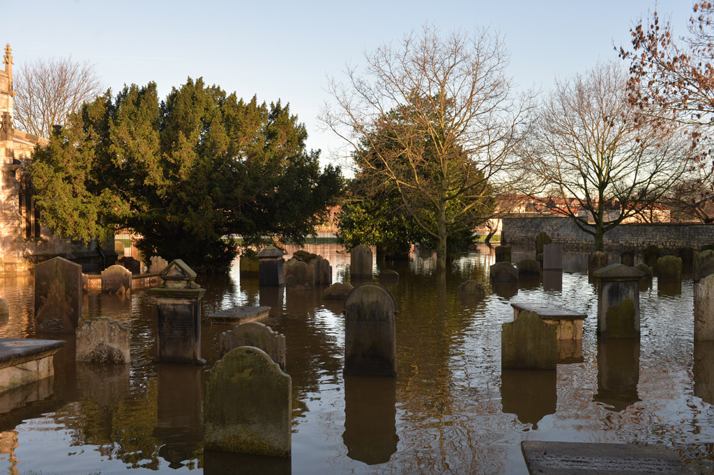 Überflutete Grabsteine im nordenglischen Tadcaster