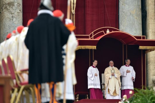 Zum Beginn des Heiligen Jahres feiert Papst Franzikus eine Messe auf dem Petersplatz in Rom
