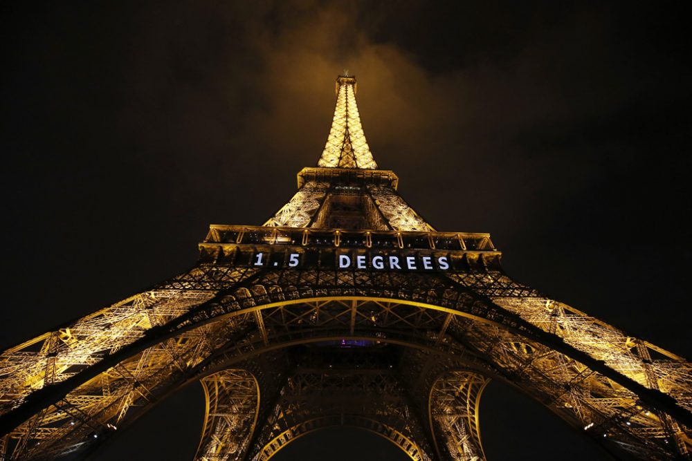 Endspurt beim Klimagipfel in Paris: Der Eiffelturm zeigt das Ziel "1,5 Grad"