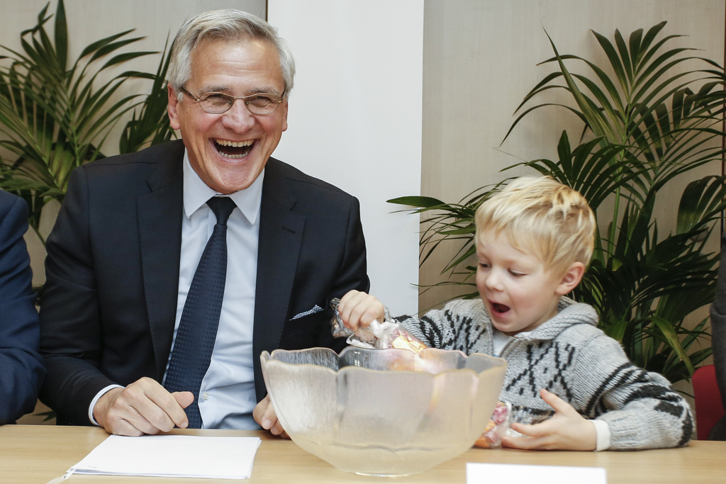 Jean, fünf Jahre alt, zieht die Listennummern für den Sozialwahlkampf und bringt Wirtschaftsminister Kris Peeters zum Lachen