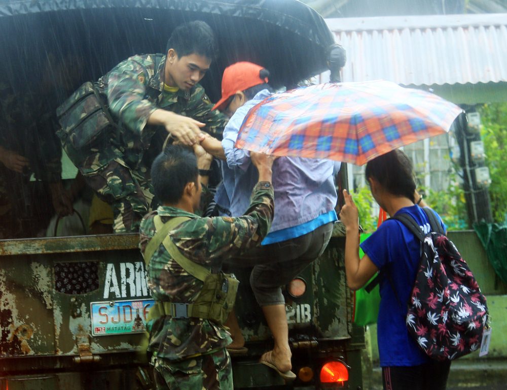 Philippinische Soldaten bringen die Menschen in Sicherheit