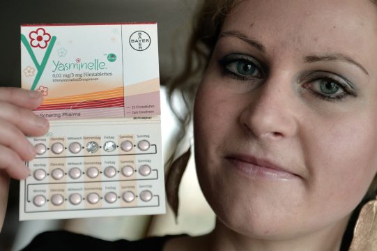 Felicitas Rohrer, die 31 Jahre alte Klägerin aus Baden-Württemberg, mit einer Packung Yasminelle