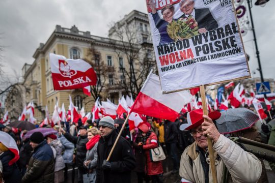 Landesweite Demonstrationen für Demokratie in Polen (Bild: 13.12. in Warschau)