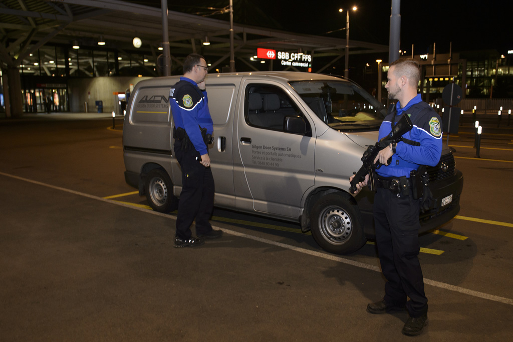 Sicherheitskräfte am Flughafen von Genf (10.12.)