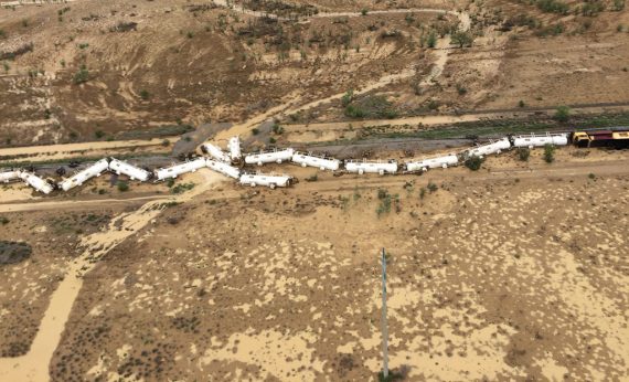 Frachtzug mit 200.000 Liter Schwefelsäure in Queensland entgleist