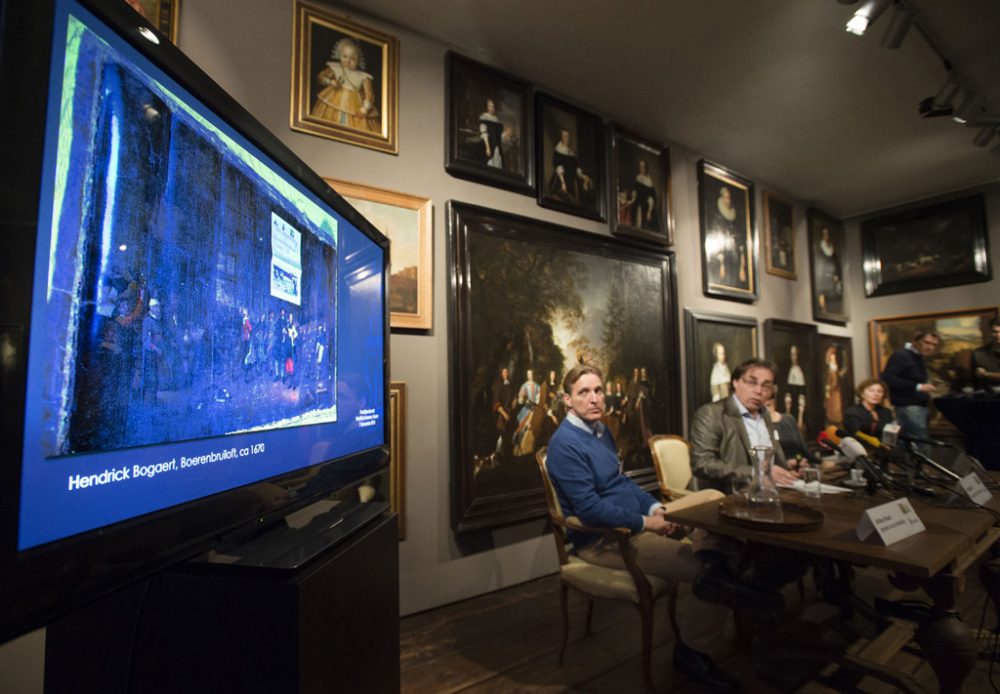 Pressekonferenz im Westfriesischen Museum in Hoorn: Kunsthistoriker Arthur Brand und Direktor Ad Geerdink zeigen Fotos der gestohlenen Werke