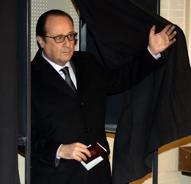 Frankreichs Präsident François Hollande bei der Stimmabgabe zur Regionalwahl