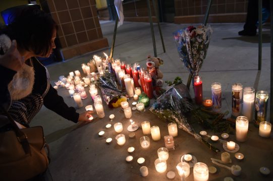 San Bernardino: Blumen und Kerzen für die Opfer der Schießerei (3.12.)