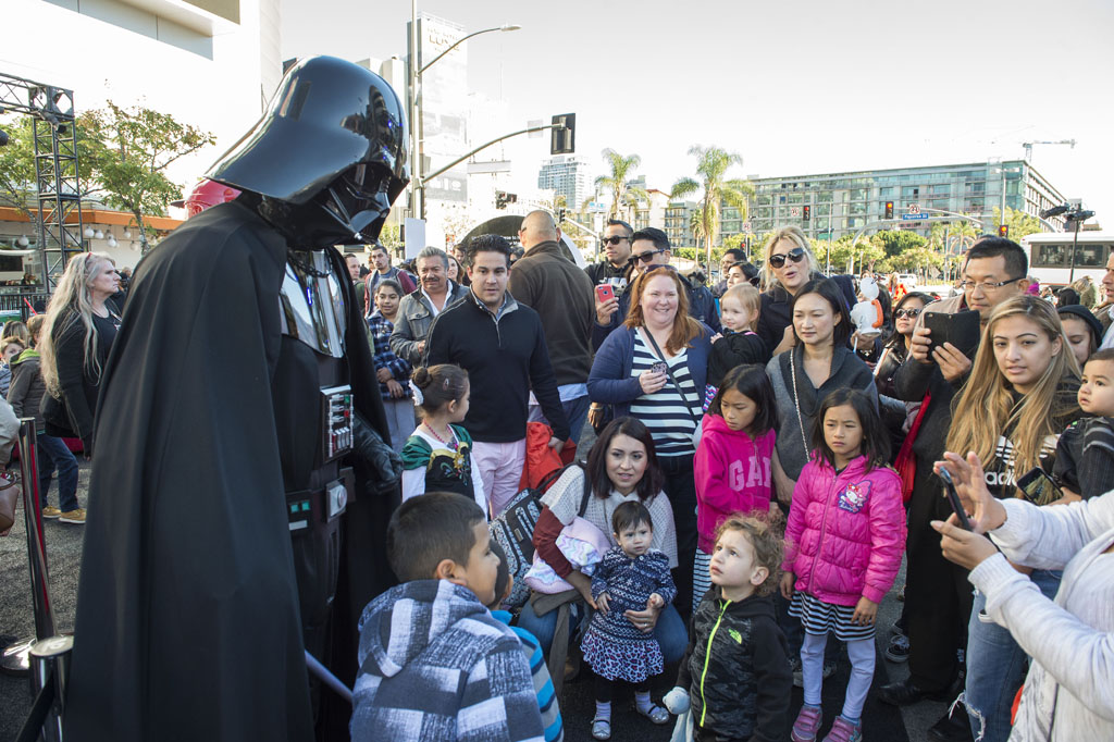 Dark Vader posiert vor dem "Star Wars Galactic Experience" in Los Angeles