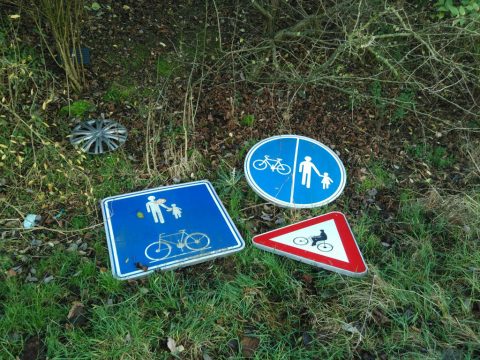 Vandalismus in der Eupener Textilstraße: Verkehrsschilder abgerissen