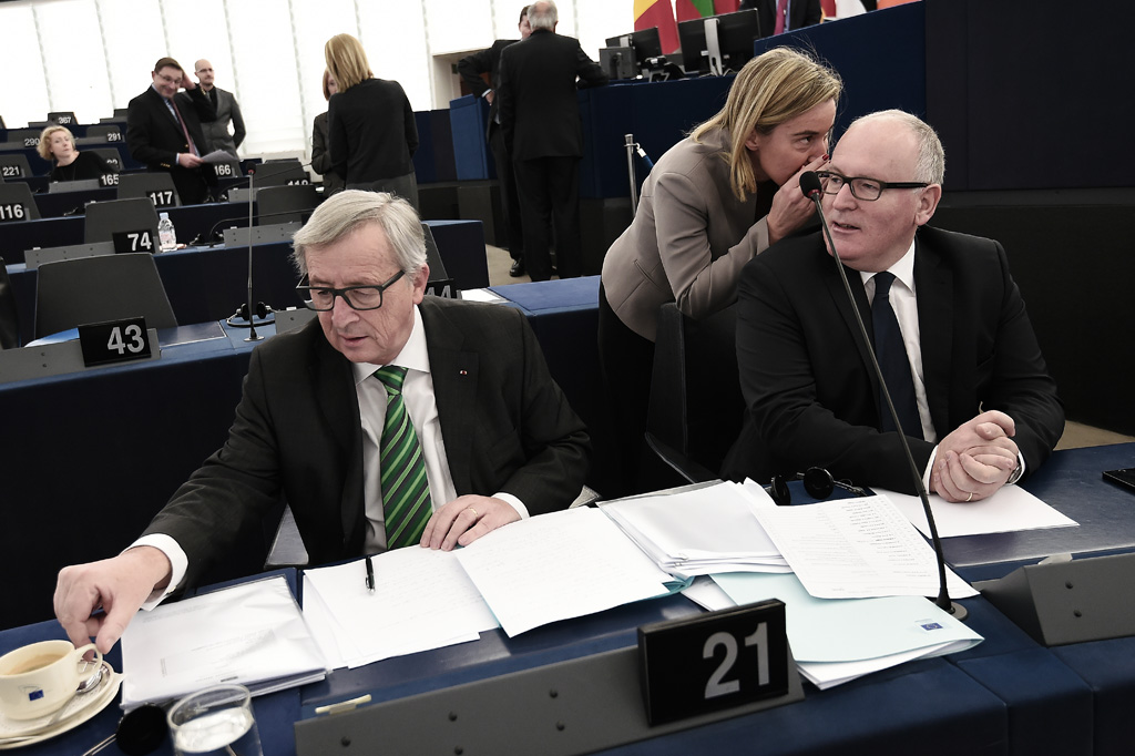 Jean-Claude Juncker und Frans Timmermans im Gespräch mit Federica Mogherini (25.11.)