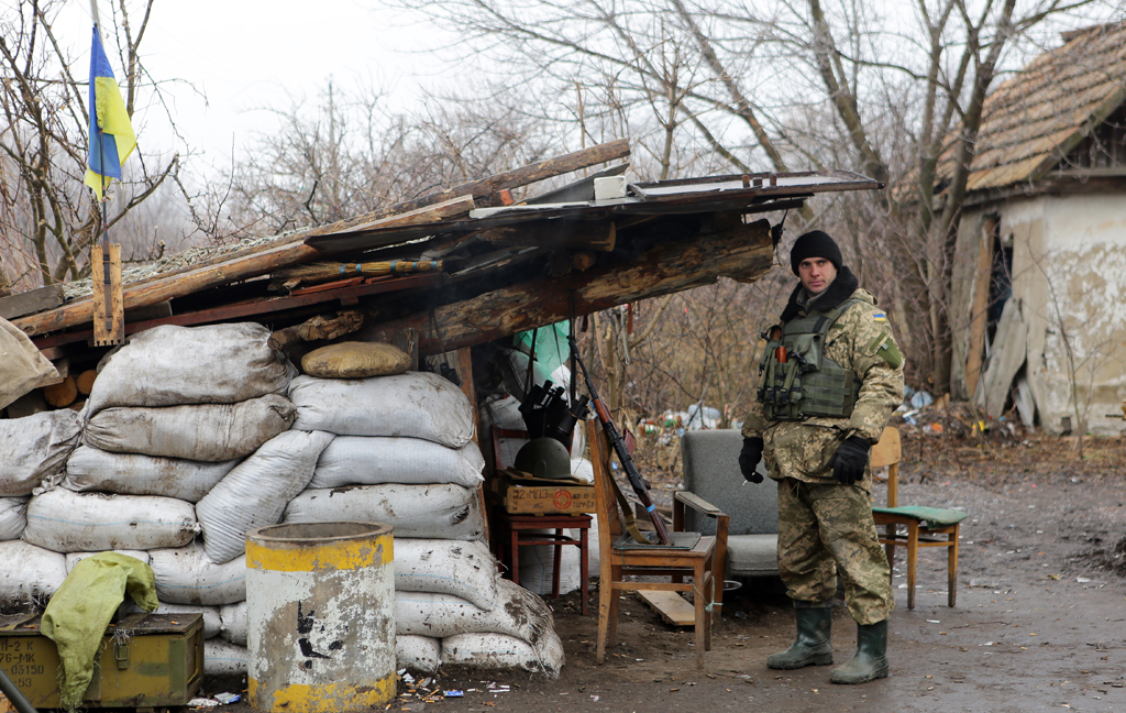 Ukrainischer Soldat in Zaytseve nahe von Donezk