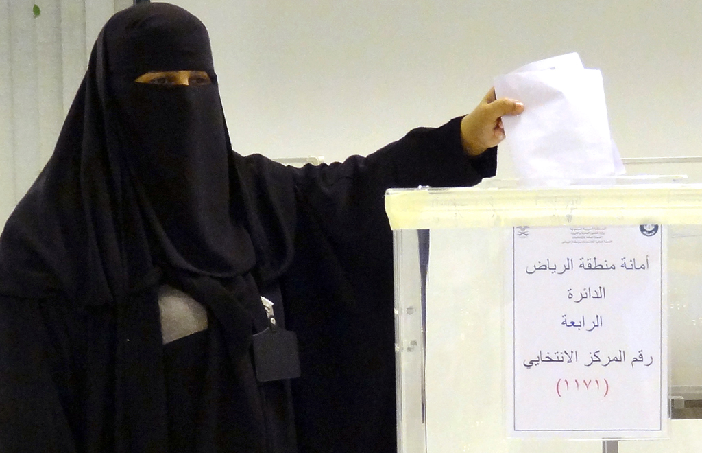 Premiere in Saudi-Arabien: Frauen dürfen an Wahlen teilnehmen - Bild: Wahllokal in Riad