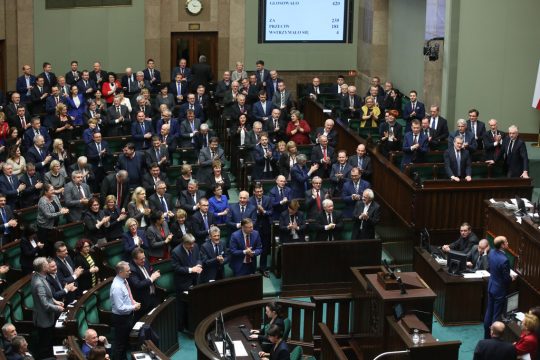 Pis-Abegordnete applaudieren nach der Abstimmung am 22.12.
