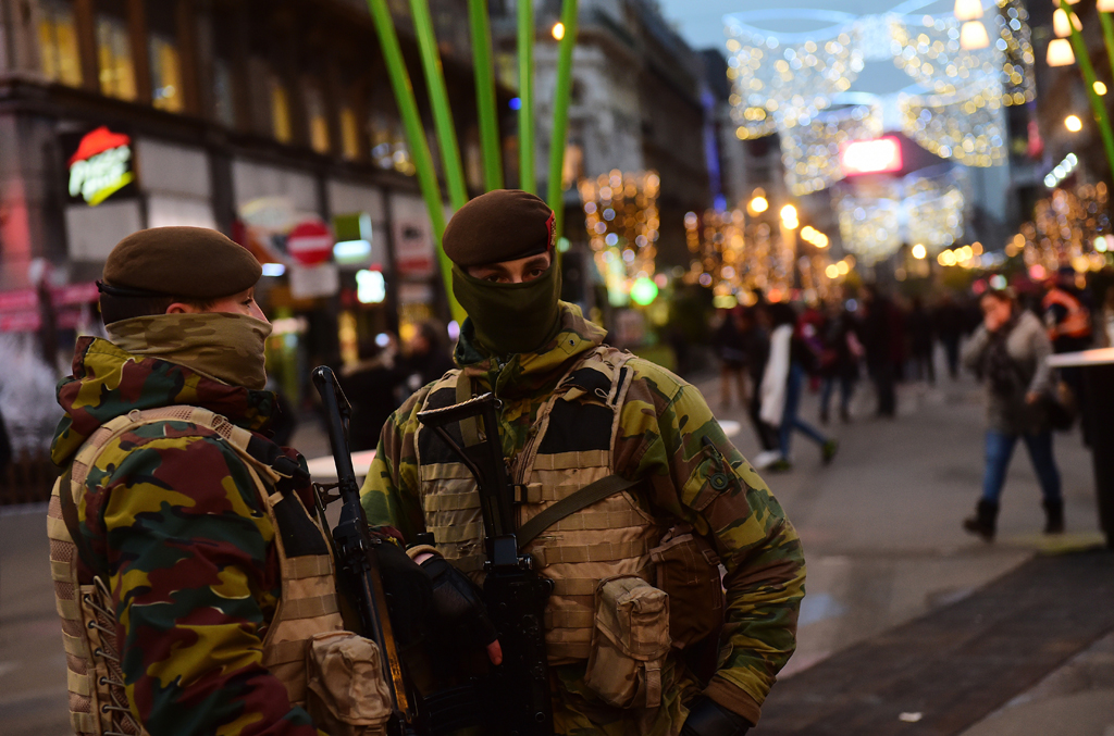 Soldaten auf dem Brüsseler Weihnachtsmarkt