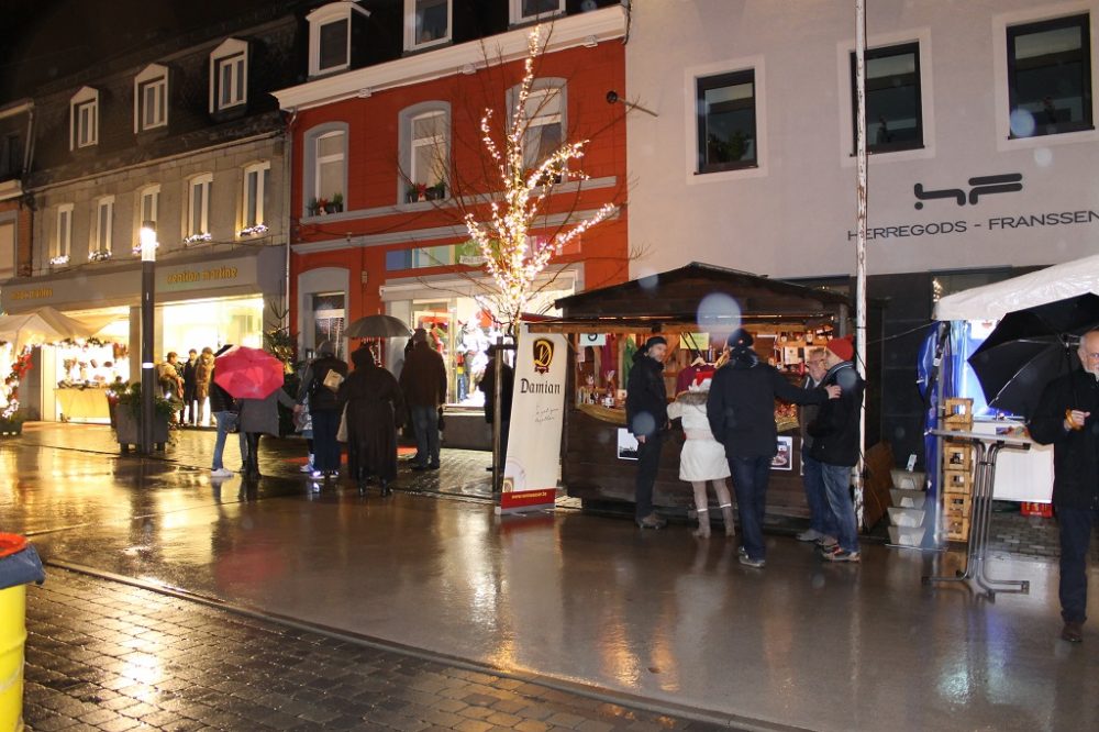 Nieselregen statt rieselnder Schnee: 44. Eupener Weihnachtsmarkt eröffnet (Archivbild: Melanie Ganser/BRF)