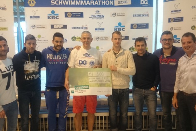 21. Schwimm-Marathon: AS-Delegation überreicht Scheck in Höhe von 500 Euro