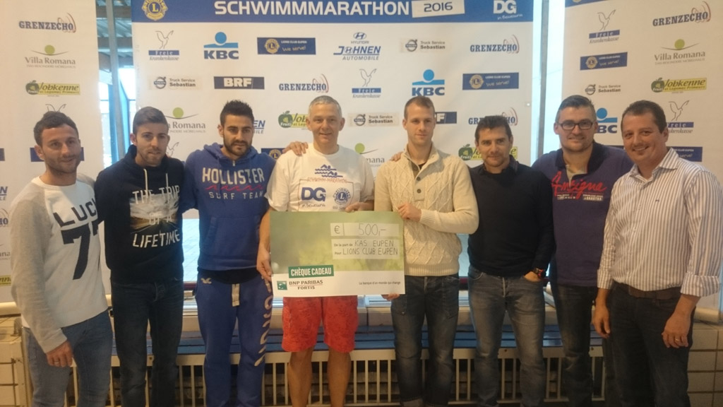 21. Schwimm-Marathon: AS-Delegation überreicht Scheck in Höhe von 500 Euro