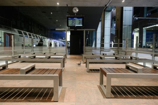 Leere Wartehalle: Bahnstreik in Anwerpen