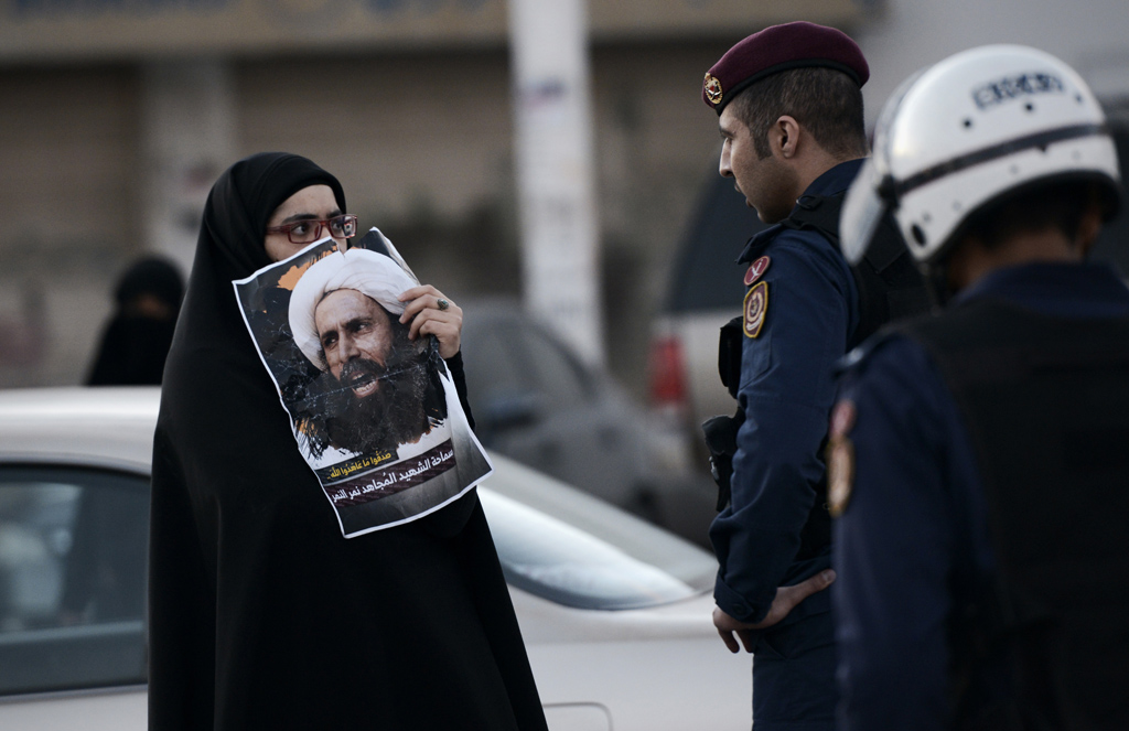 Frau hält bei einer Demonstration in Bahrain Bild des schiitischen Geistlichen Nimr al-Nimr in der Hand (4.1.)