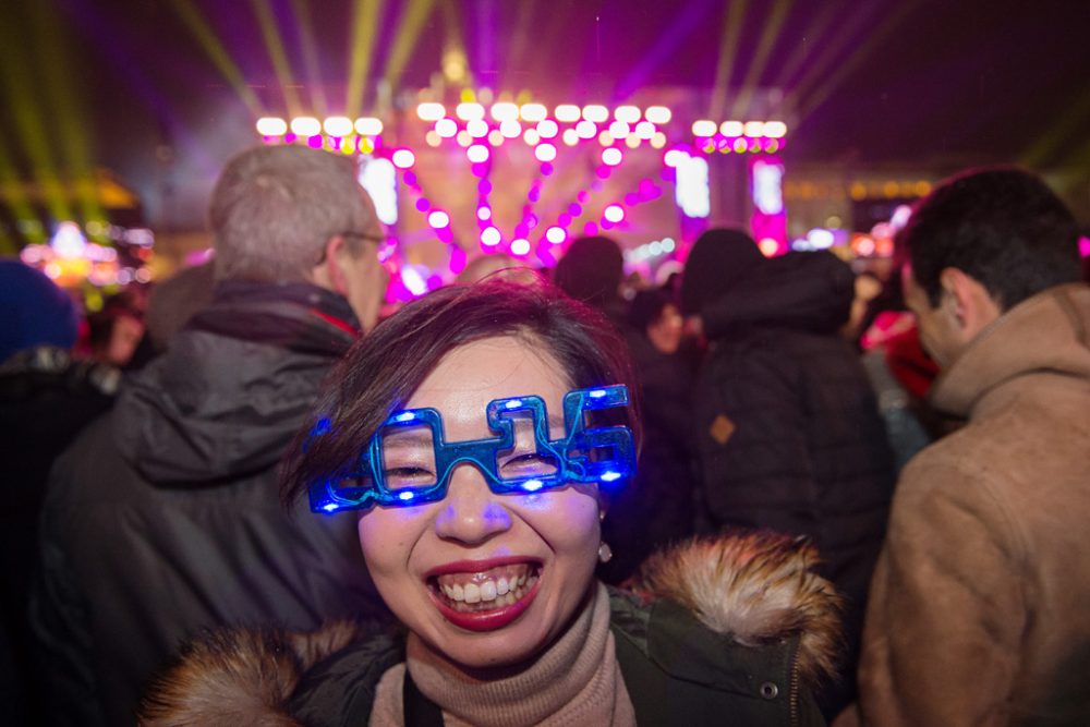 Japanische Touristin feiert Silvester am Brandenburger Tor