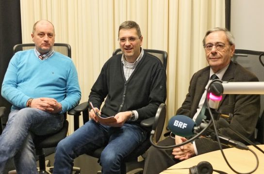 Halbzeitbilanz Burg Reuland: Alain Stellmann (l) und Bürgermeister Joseph Maraite (r) mit BRF-Redakteur Stephan Pesch
