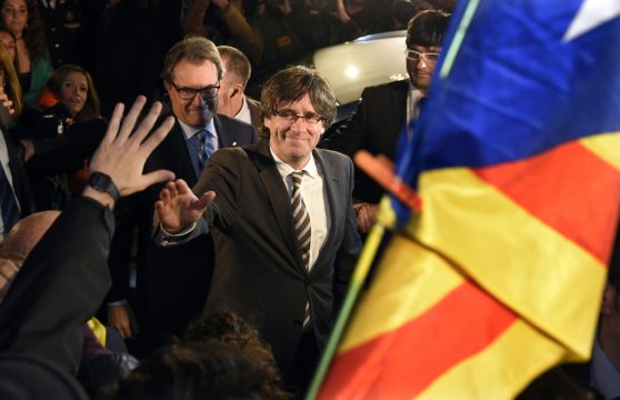 Carles Puigdemont(M.) ist Kataloniens neuer Ministerpräsident