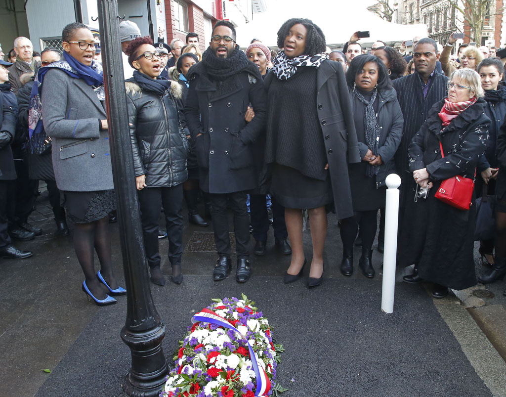 Gedenktafel für Clarissa Jean-Philippe enthüllt: Familienmitglieder singen einen Gospel
